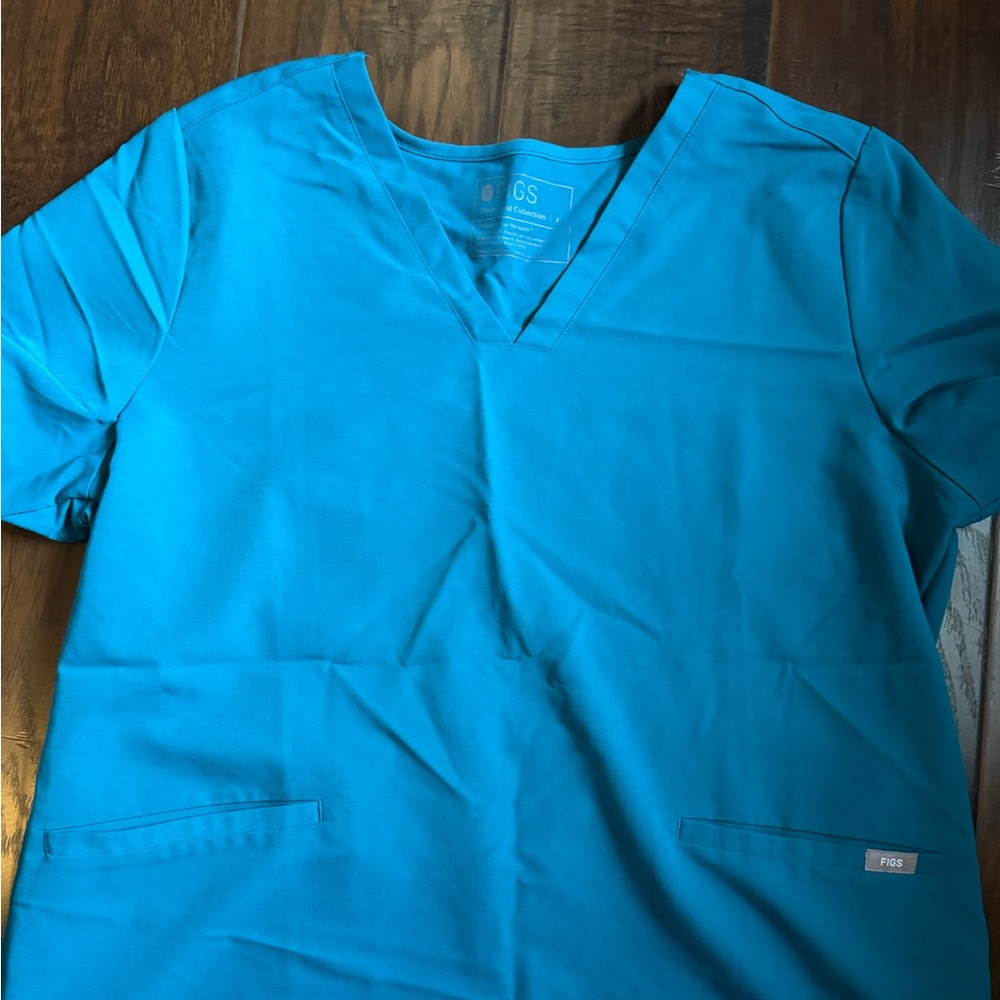 Figs scrub top. Pacific blue.